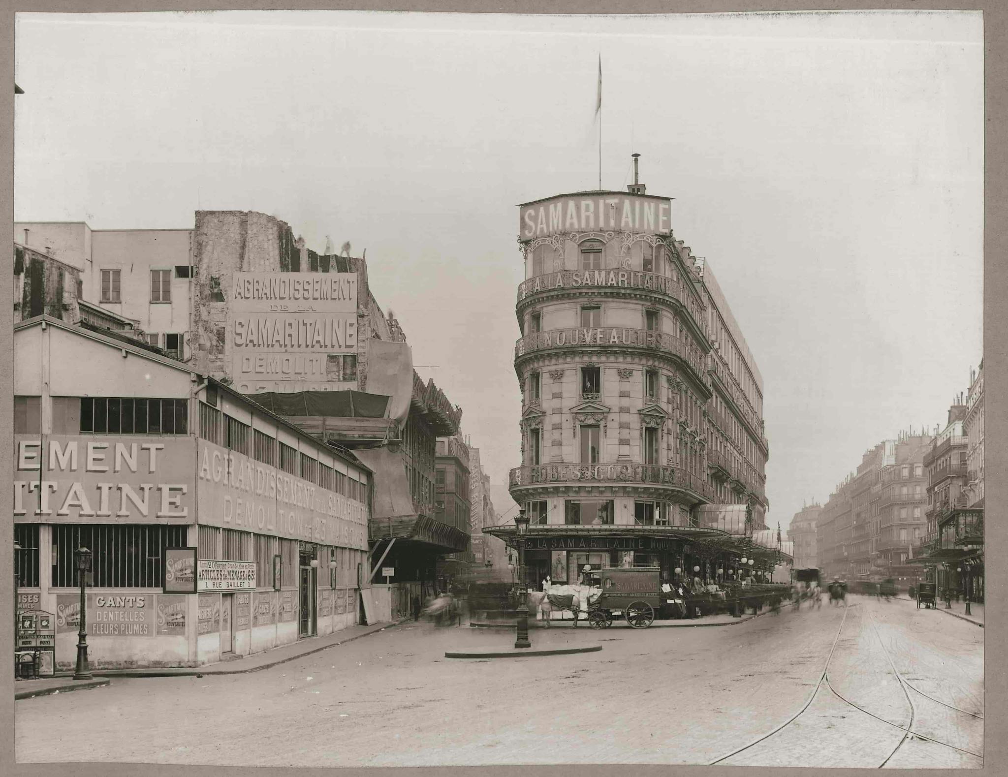 Vue du Magasin 1 vers 1890 avant les agrandissements rue de la Monnaie et la création du 
Magasin 2 par l'architecte Frantz Jourdain