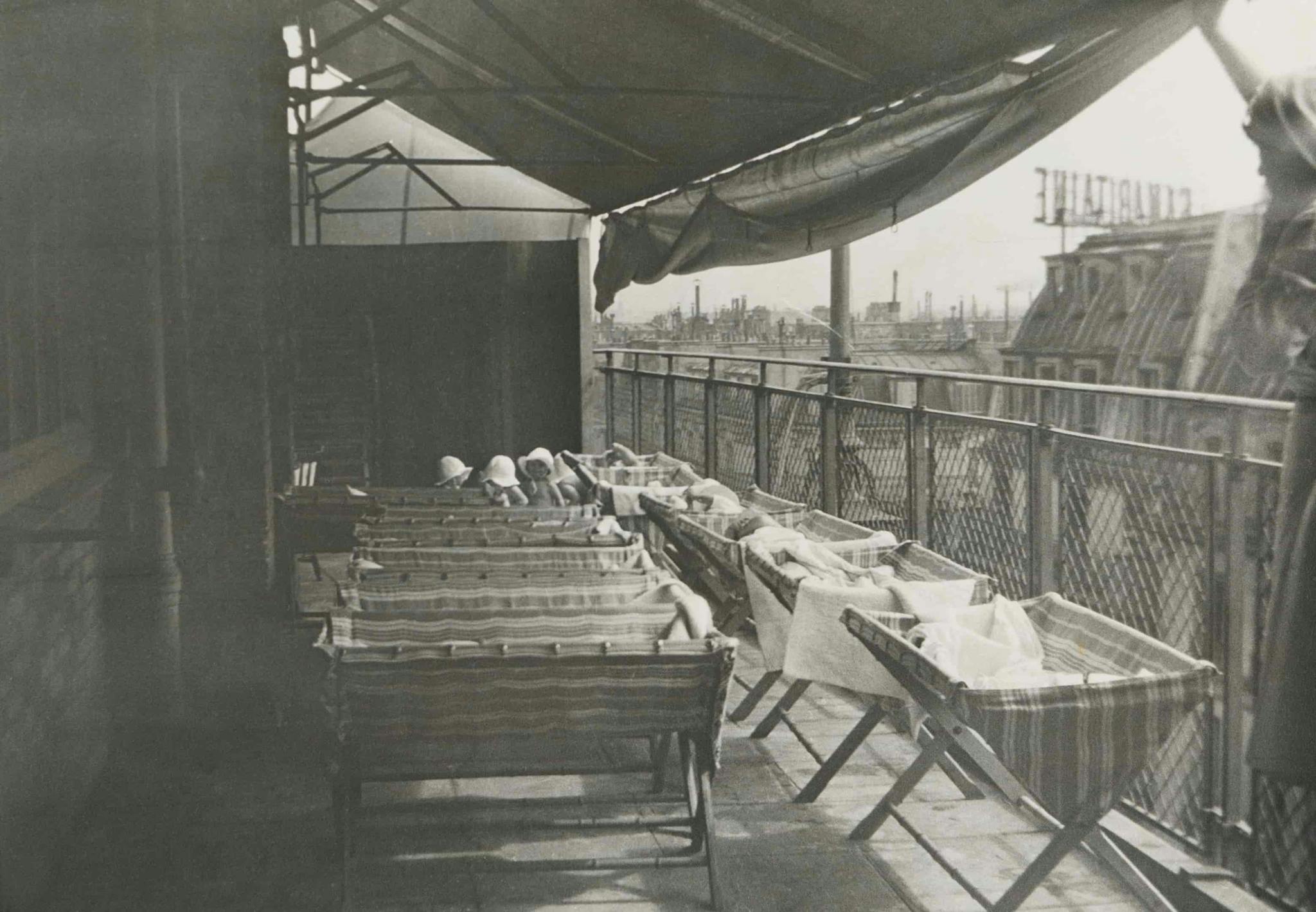 La garderie de la Samaritaine vers 1930, la sieste sur la terrasse côté rue Baillet