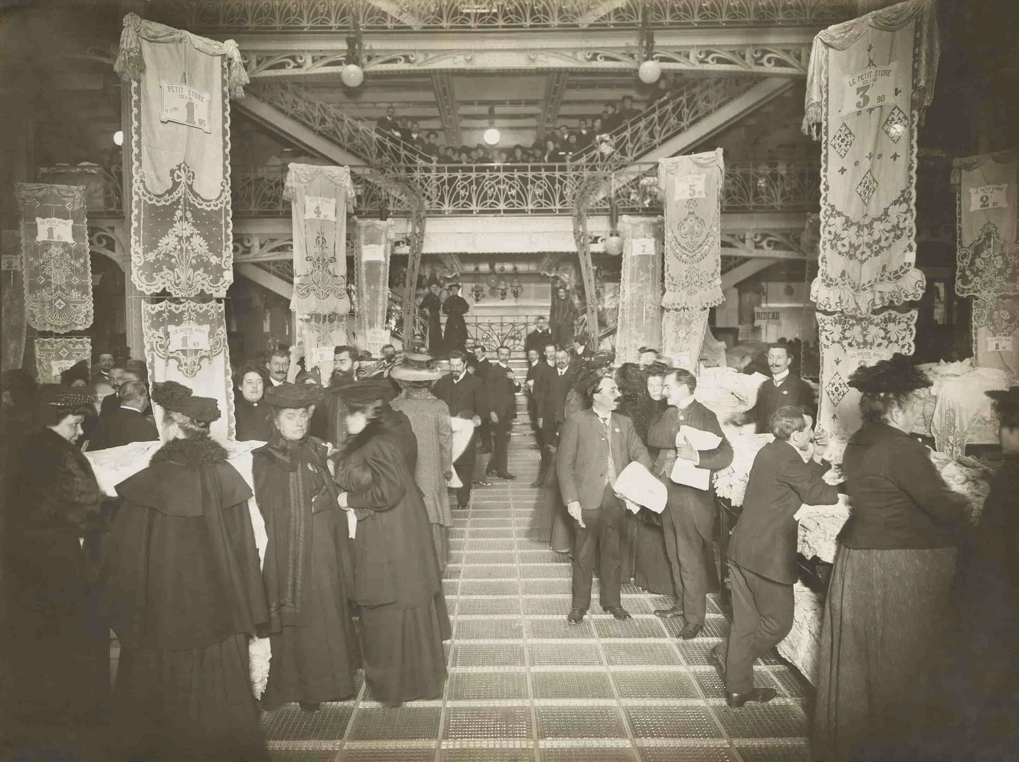 Clientèle dans le hall sous verrière, mois du blanc, vers 1910