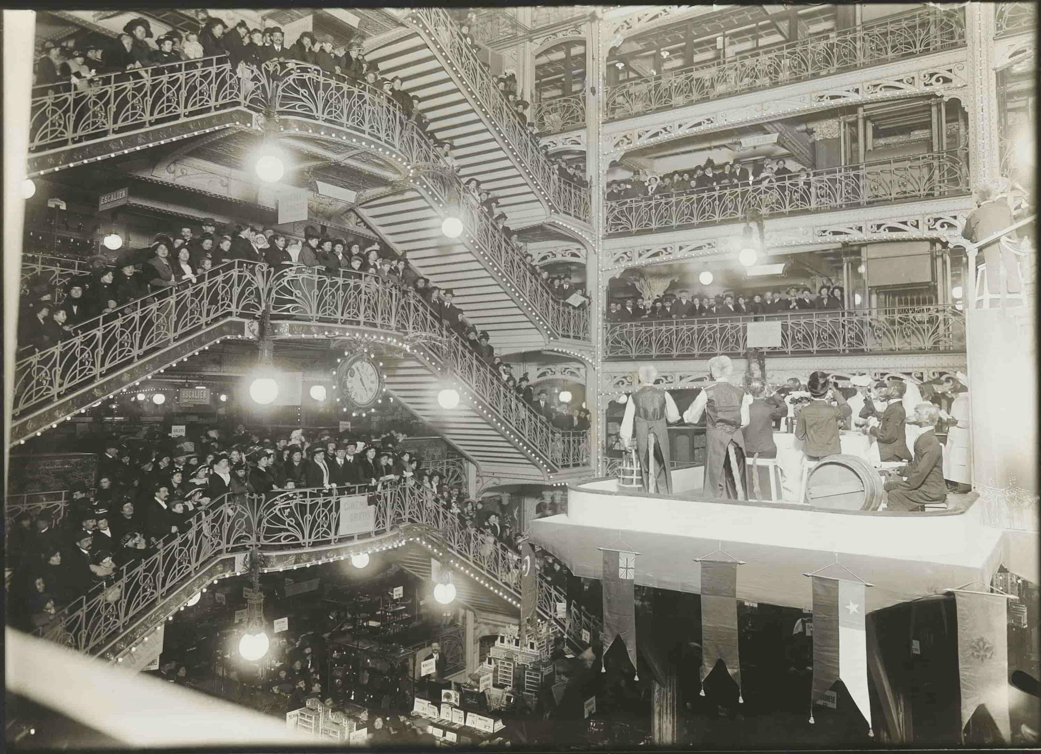 Animation dans le hall sous verrière, le concert des automates, vers 1910