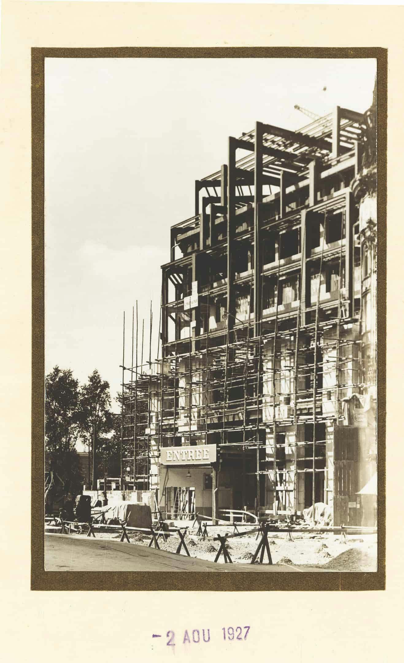 Construction de l'extension du Magasin 2 côté rue de la Monnaie par l'architecte 
Henri Sauvage, 2 août 1927