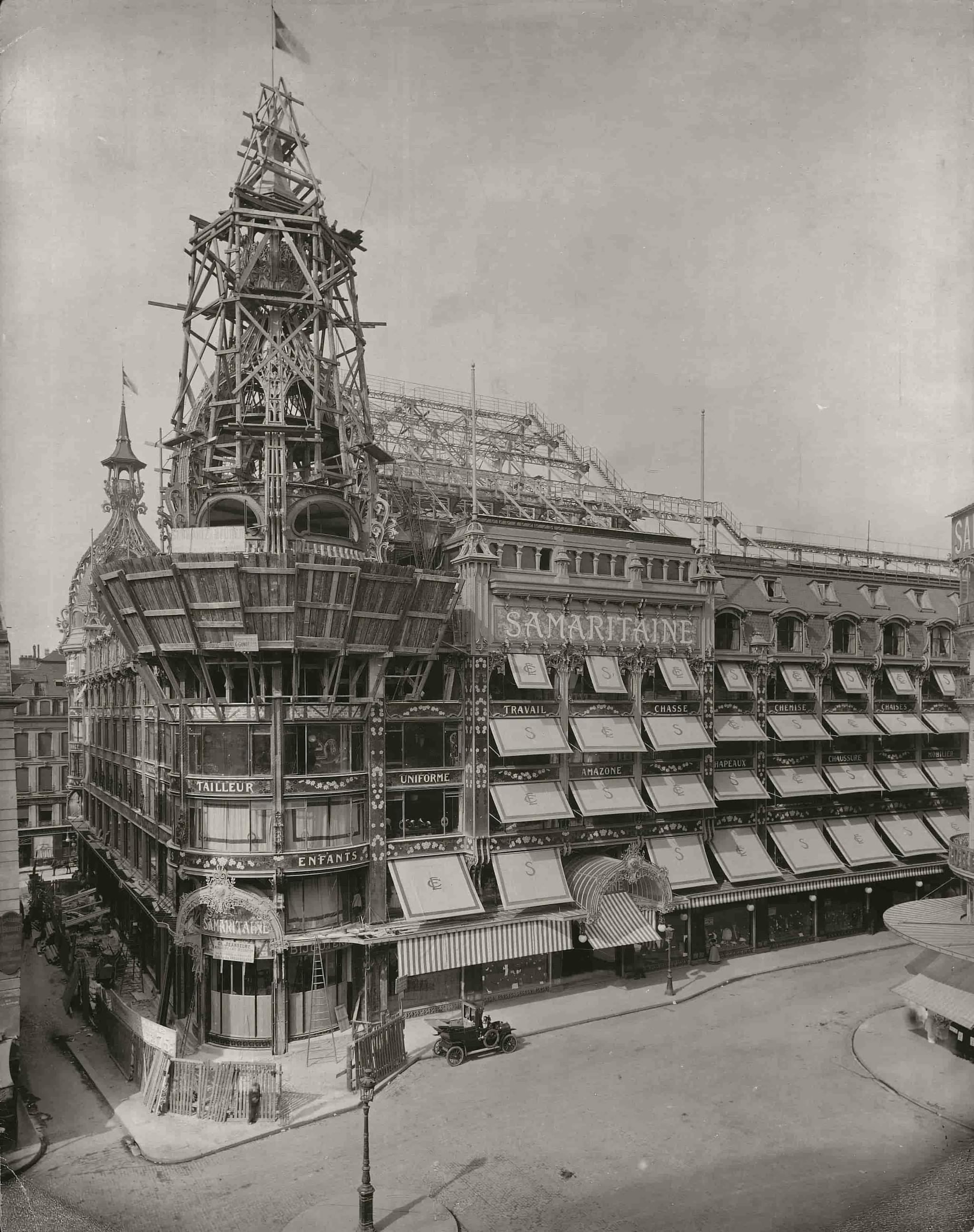 Construction of the shop 2 rue de la Monnaie with the corner turrets