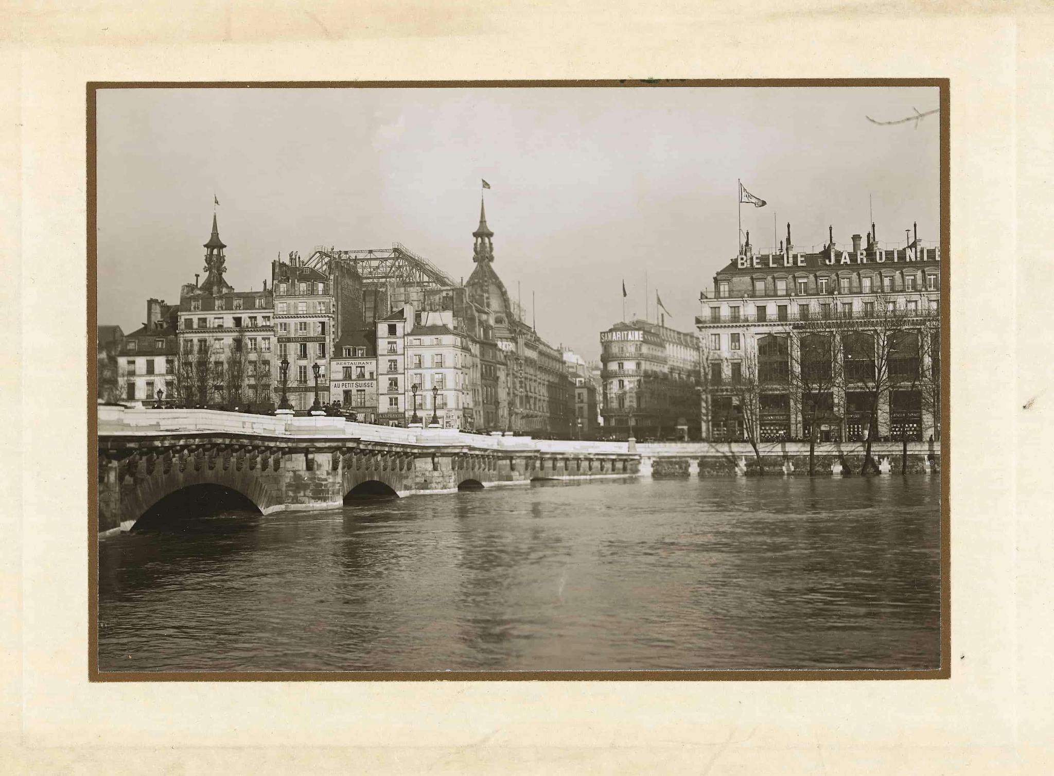 Vue des grands magasins de la Samaritaine depuis le quai de l'Horloge durant la crue de 1910