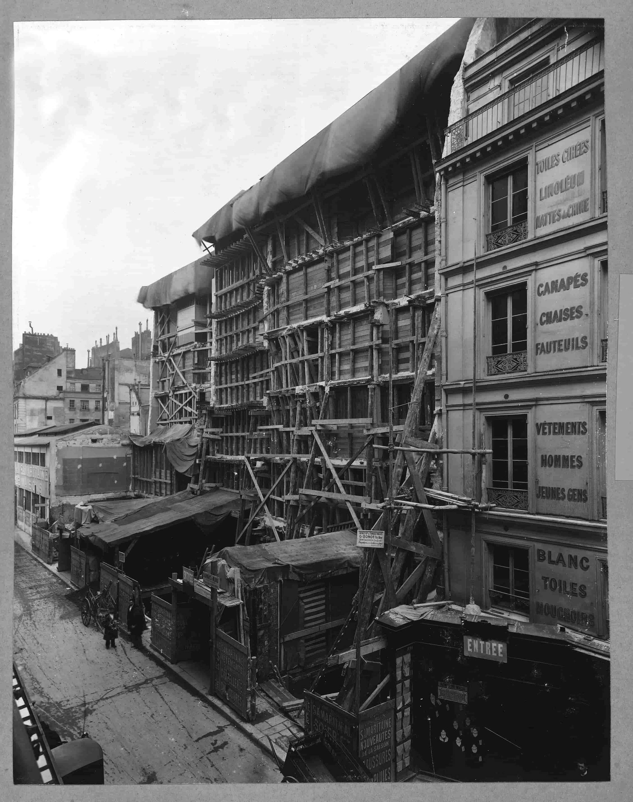 Vue rue de la Monnaie pendant les travaux de construction du Magasin 2