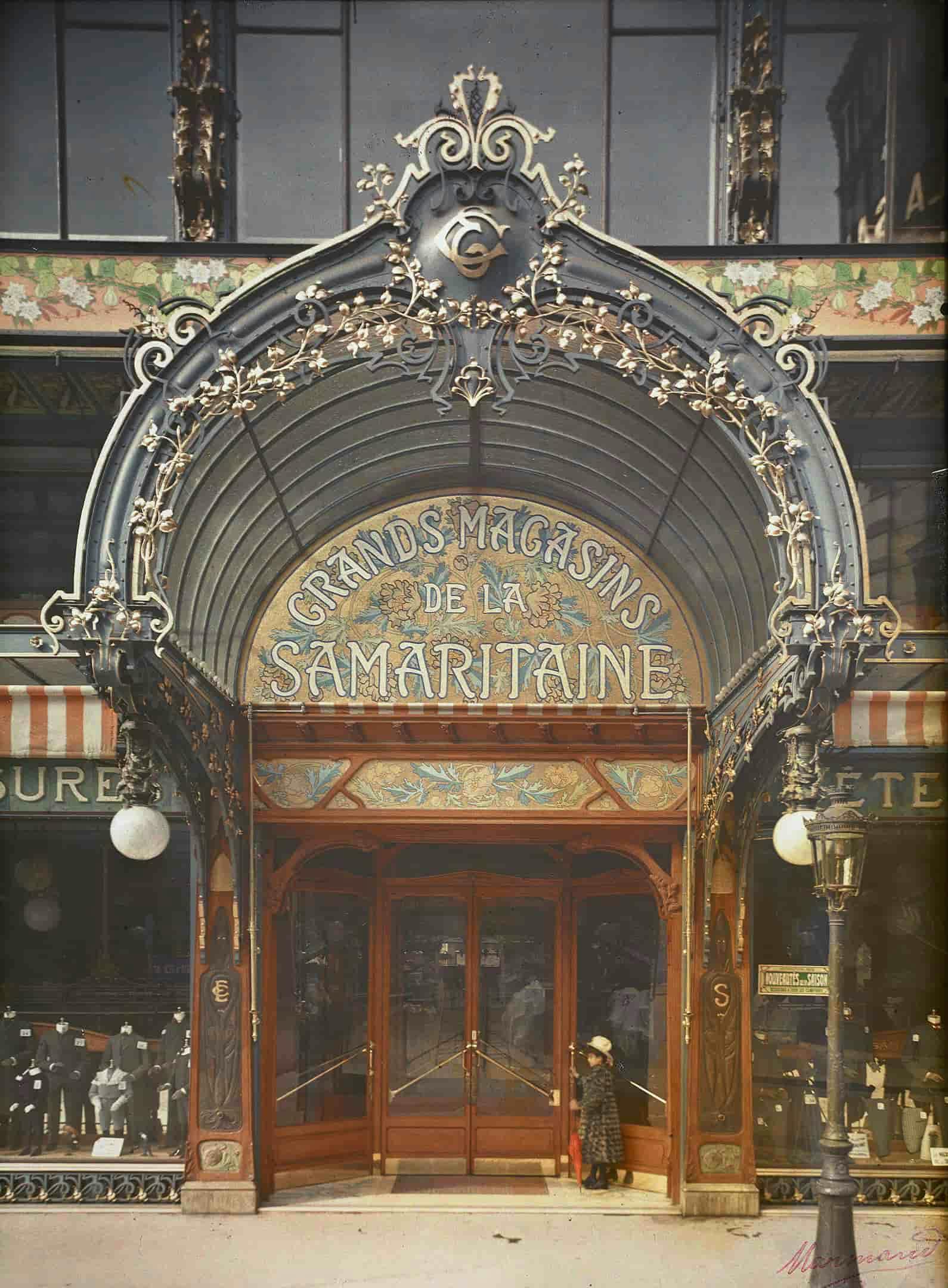 Main entrance located 9 rue de la Monnaie around 1910, Autochrome of Léon Gimpel