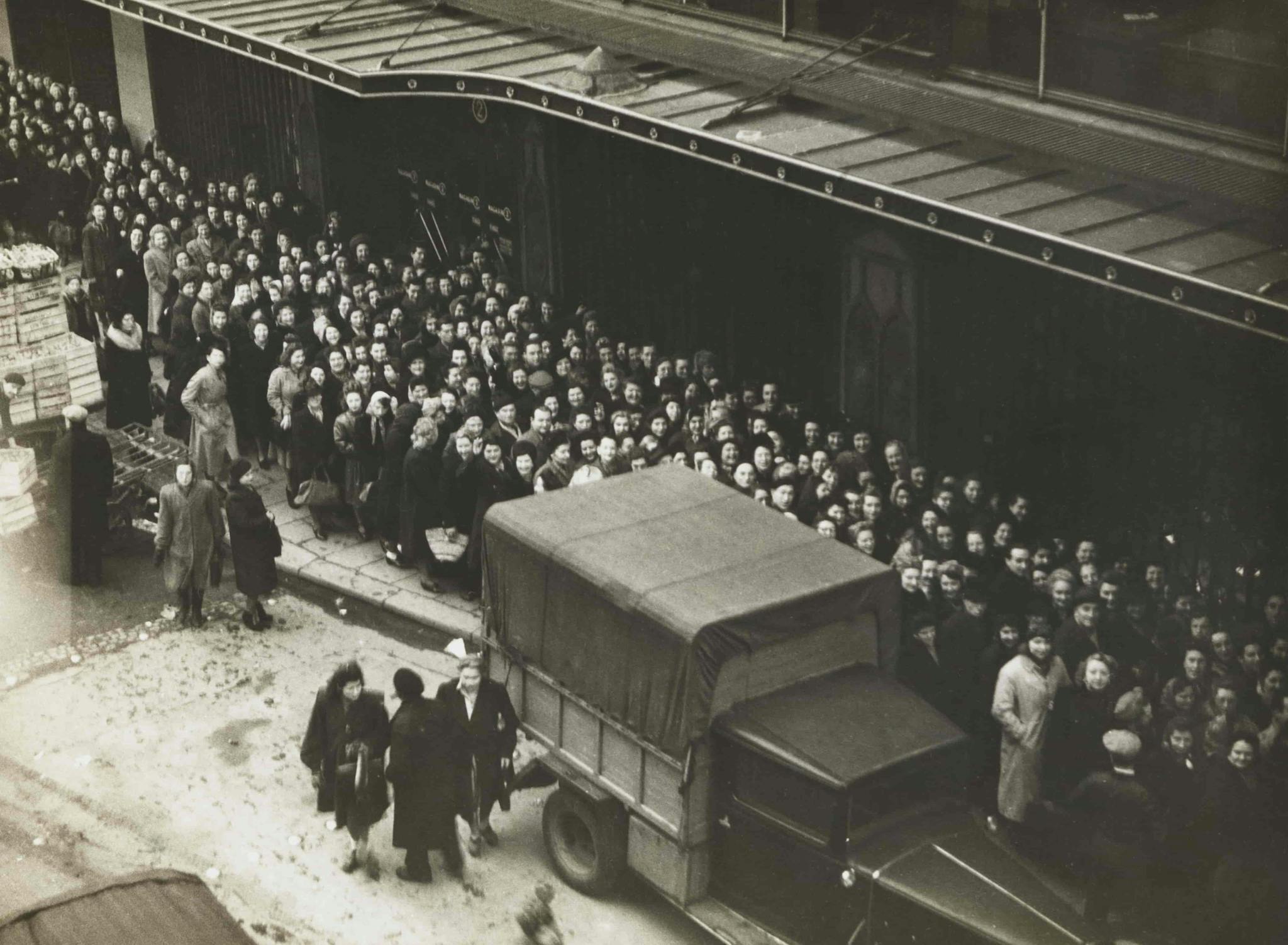 Queue le long du Magasin 2 pendant le mois du blanc en 1947