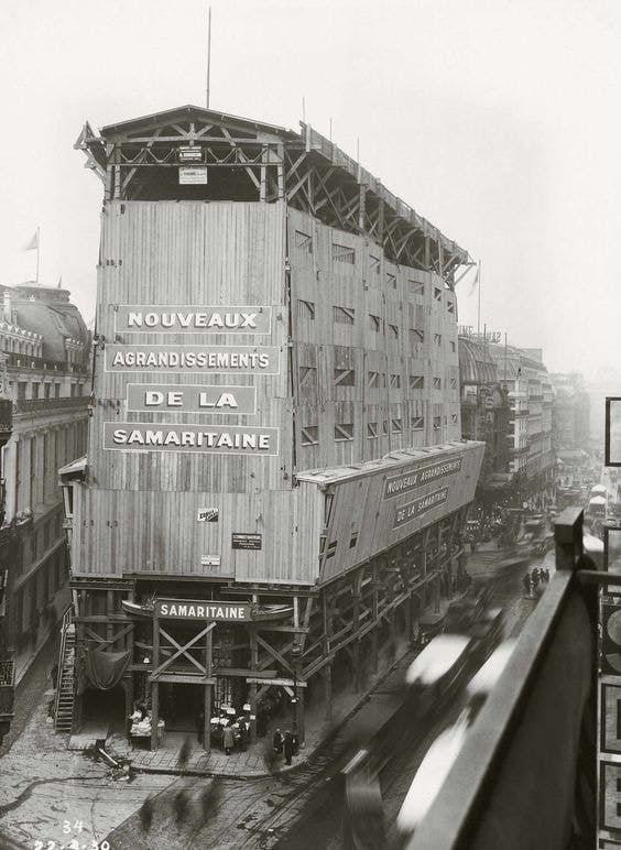 Echafaudages en bois du Magasin 3 lors de sa reconstruction en 1930 par Henri Sauvage dans le style Art Déco et qui fait écho à l'extension du Magasin 2 côté Seine